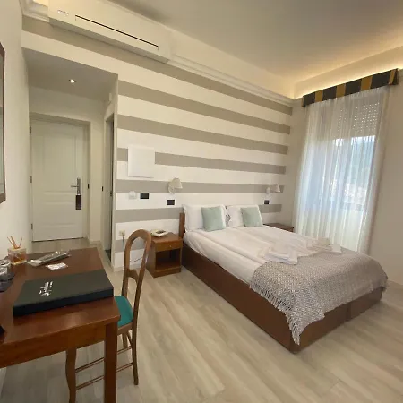 La Fontana فندق ستريزا